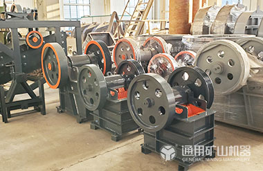 顎式破碎機(jī)現(xiàn)場圖 小型顎式破碎機(jī)小顎破