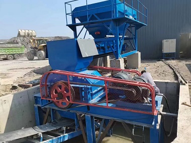 對(duì)輥式破碎機(jī)客戶現(xiàn)場